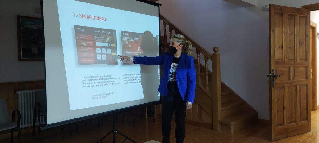 La directora de la oficina del Banco de Santander en Potes, durante un momento de la charla.