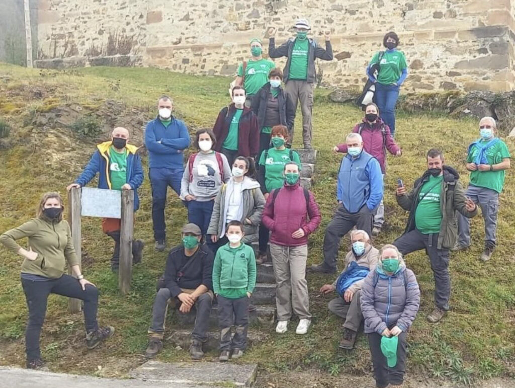 Jornada de voluntariado en Vega de Liébana para revisar plantaciones en una zona osera