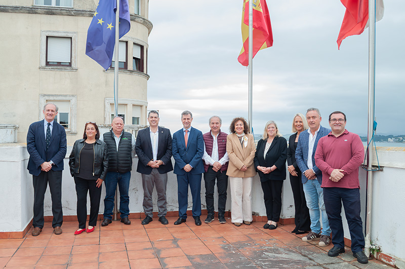 Martínez Abad junto con los seis alcaldes de los municipios que conforman la nueva Asociación 'Los Pueblos Más Bonitos de España en Cantabria'